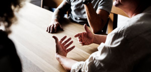 Co utrudnia porozumienie między przedstawicielami różnych grup społecznych – pytania jawne na maturę