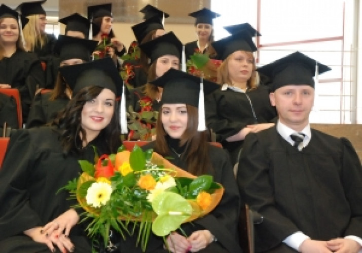 Dyplomy dla absolwentów pielęgniarstwa PWSTE w Jarosławiu