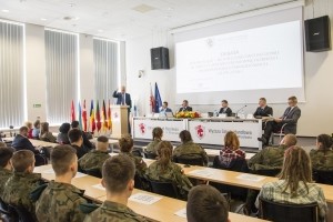 Debata na temat bezpieczeństwa w Wyższej Szkole Handlowej