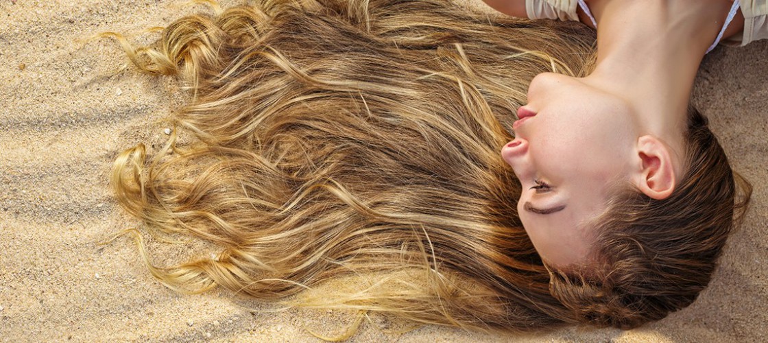 ​Jak chronić włosy przed słońcem? Praktyczne porady