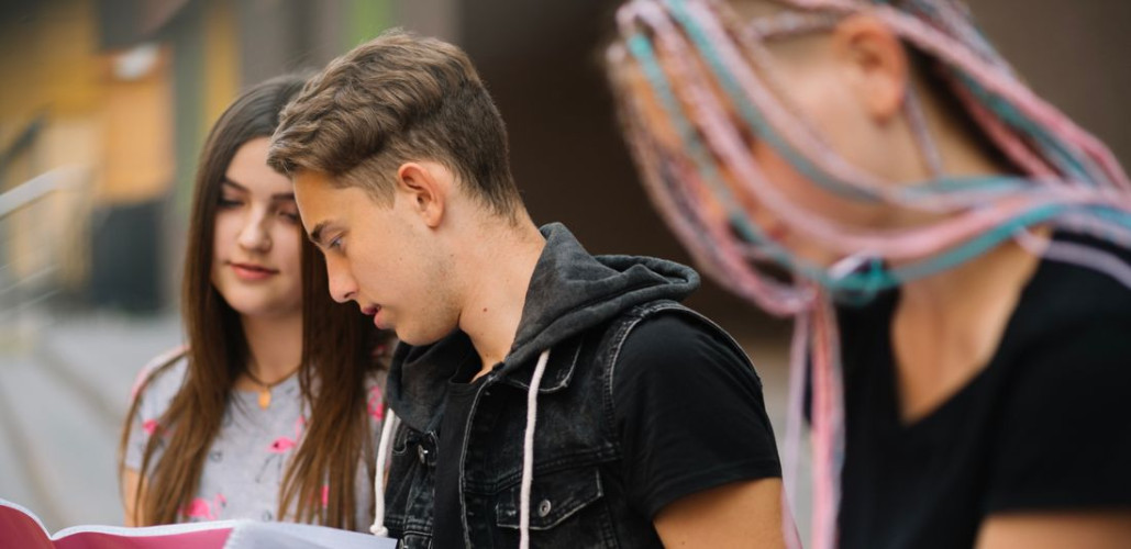 Od hiszpańskich plaż, przez paryskie bulwary po berlińskie kawiarnie — jak filologia on line otwiera drzwi do kariery