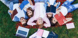 Cyfrowa edukacja na wysokim poziomie – jak platforma e-learningowa wspiera proces studiowania?