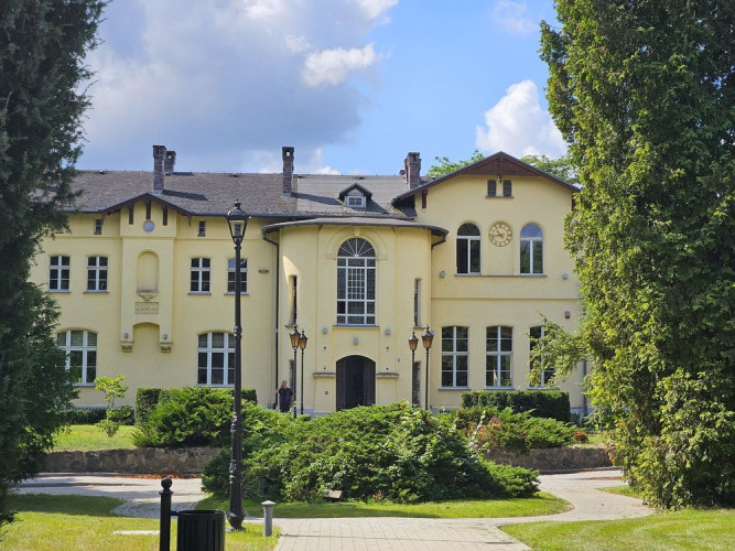 https://storage.opinieouczelniach.pl/cache/school/image/1/Ca5J2w7EIhWZ-d3Az3O9x_s_wz5WF1dF.jpg?fm=pjpg&w=1024&h=500&fit=crop