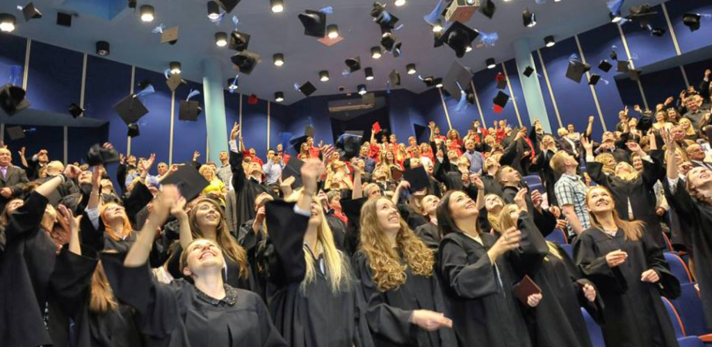 https://storage.opinieouczelniach.pl/cache/school/image/1/V62lguseK66yf6o5MiftJzcsXuhrnAHG.png?fm=pjpg&w=1024&h=500&fit=crop