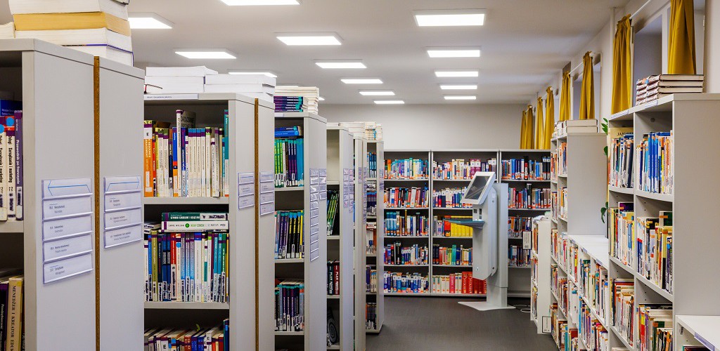 https://storage.opinieouczelniach.pl/cache/school/image/1/isx_Peuofgsr8dzPxZD3GWfTHQhRhPKl.jpg?fm=pjpg&w=1024&h=500&fit=crop