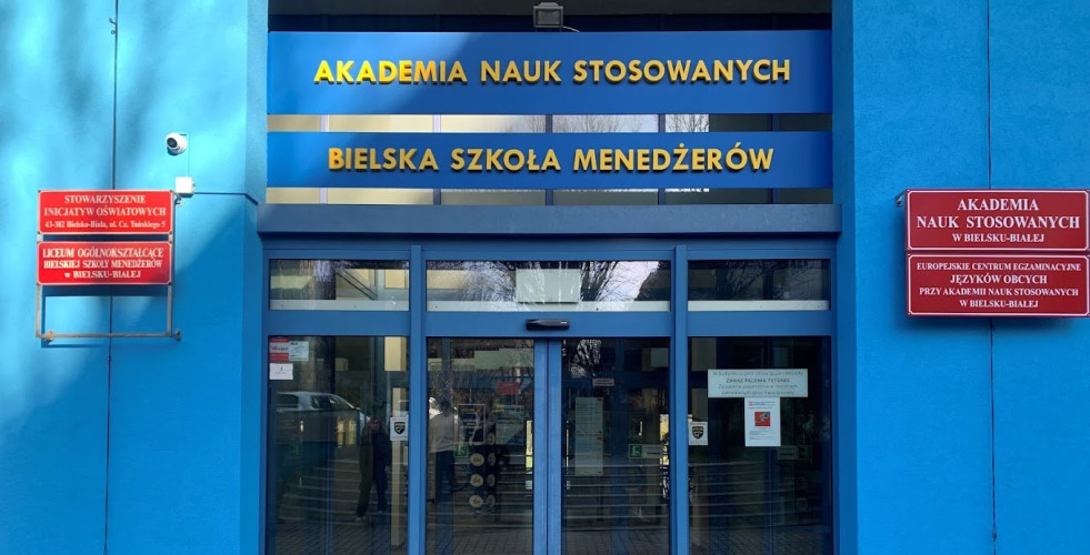 https://storage.opinieouczelniach.pl/cache/school/image/1/wMTli9Gr2NWPb2BOFfHA_nP7DzlzQk4l.jpg?fm=pjpg&w=1024&h=500&fit=crop